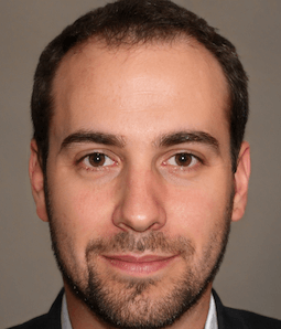 Retrato de Carlos Martínez, jugador verificado de Spinanga Casino desde Madrid, compartiendo sus experiencias y opiniones sobre el juego responsable.